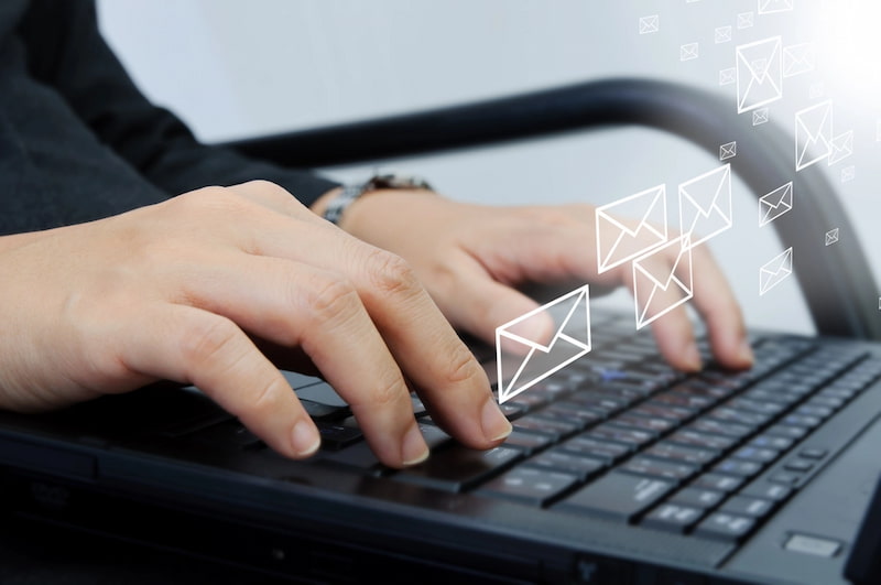 Liên hệ với đội ngũ hỗ trợ qua Email, Gmail